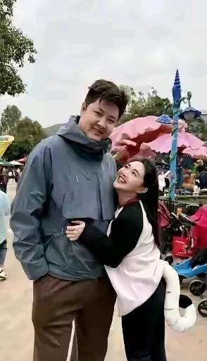 前两天看到金龟子女儿补办婚礼，马上网上就有人评论说，既然孩子都满地跑了，还穿着洁
