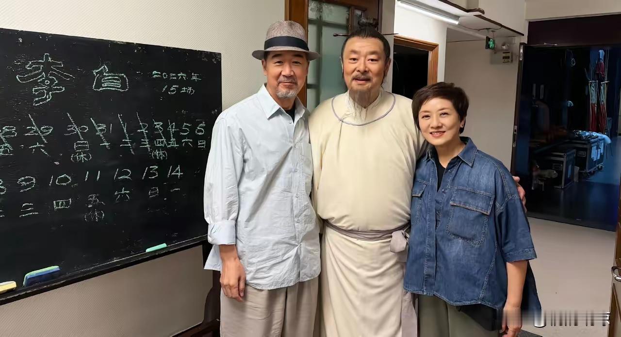 张国立这波深夜发文，后辈该好好看看。9月6日晚他发动态，和邓婕去北京人艺连看