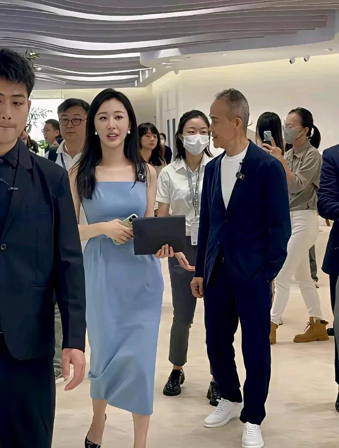 田朴珺真了不起，作为一个女人，自从攀上王石这棵大树后，能力是变得越来越强。她与