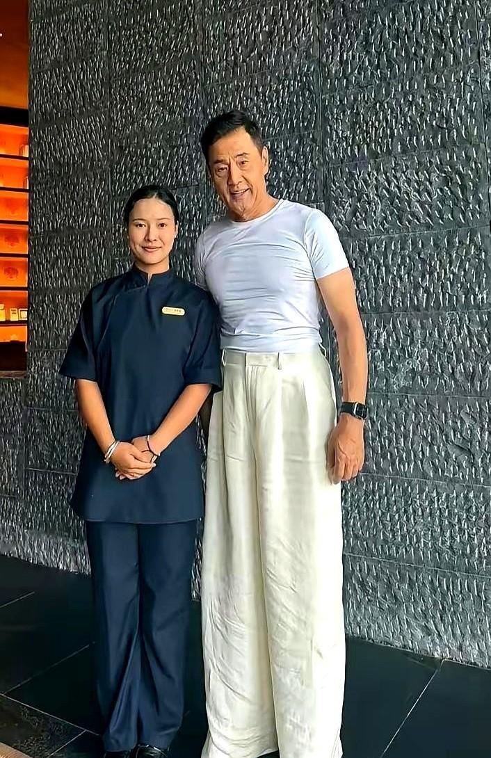 有人挣够钱就退休，他却换个地方继续干。演员于荣光今年67岁了，一个生在北京的