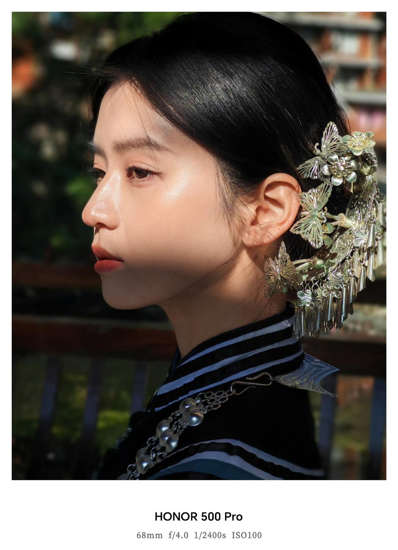 朋友用的荣耀500Pro拍摄的光影人像大片，皮肤细节被清晰地保留，前景与背景