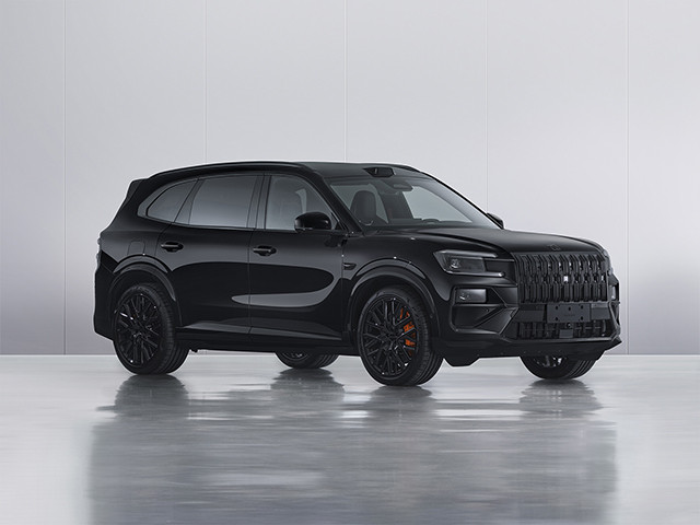 极氪8X工信部新公告的版本，熏黑前格栅：阵列式线条构成紧绷的弓弦，充满视觉张力；