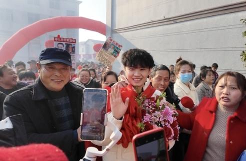 四岁被拐，21年后才跟亲生父母相认。彭聪聪做的第一件事，让所有人都没想到——