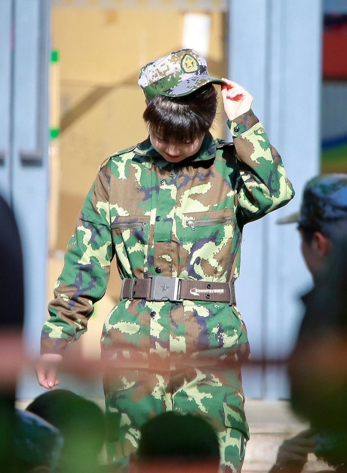 回顾孙颖莎军训的时候～​​​