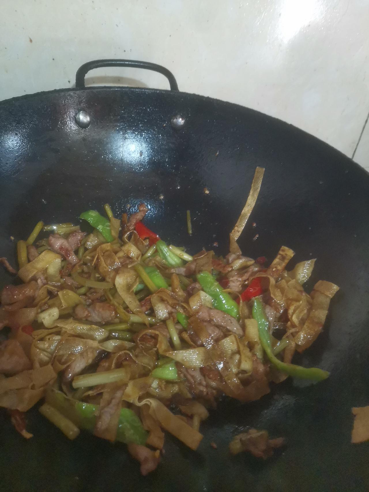 上午十点来我妈家。我妈已把米茶煮好，放凉着。瘦肉也已切好拌了佐料，豇豆，红薯尖