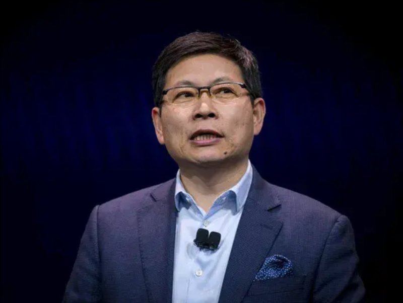 余承东成功了三次，不服不行啊！2000年，他带团队去欧洲卖无线设备。台下坐着