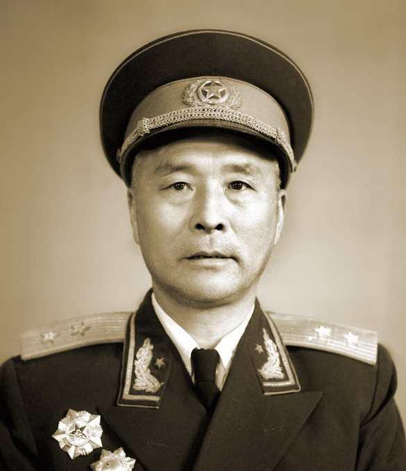 1955年大授衔，有这样一个细节。军委本来要给梁从学授少将，可是他的老战友们不愿