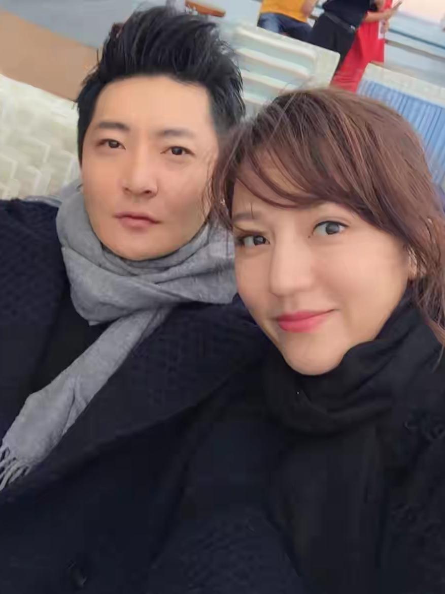 演员郭京飞说：很多人好奇我的丈母娘是喜欢我，还是喜欢她的大女婿陆毅呢？我觉得