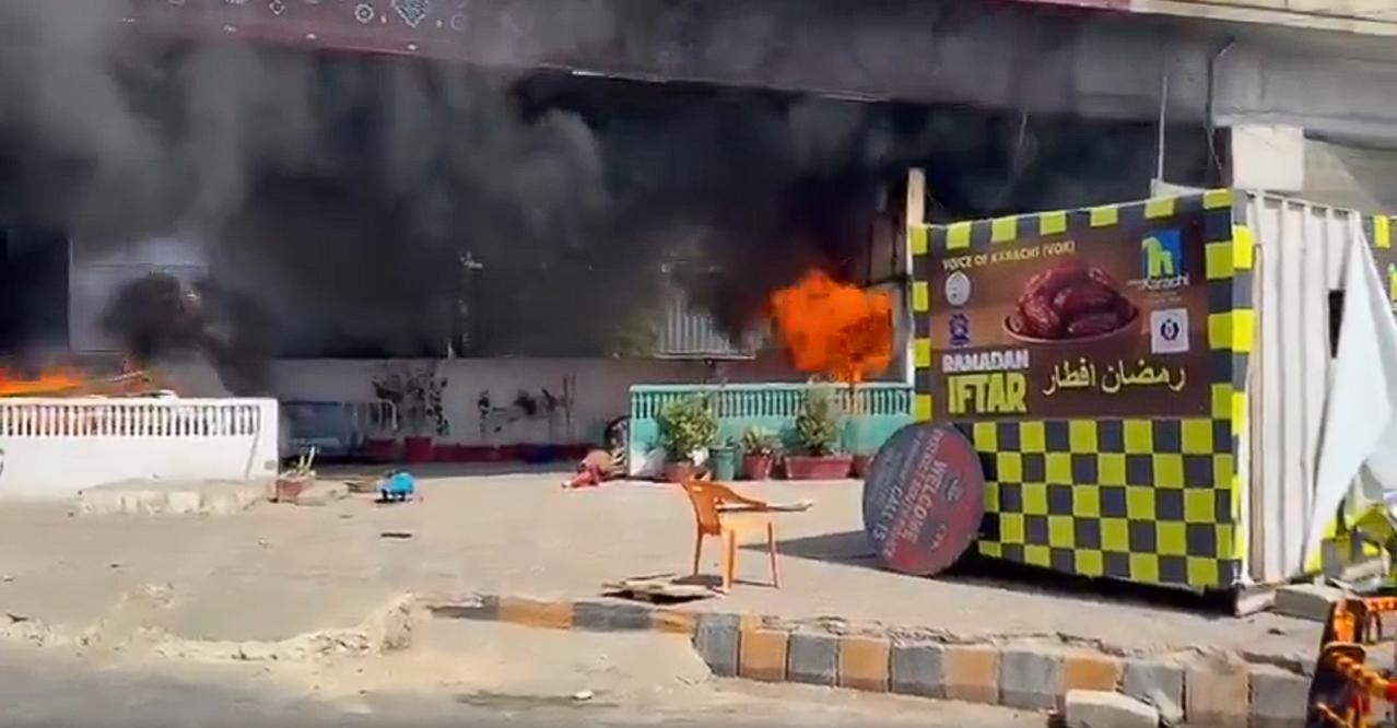 美军直接向平民开火，巴基斯坦局势急剧恶化。报道称，美国海军陆战队向美国驻卡拉