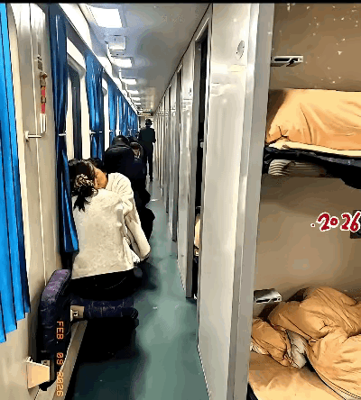 刷到火车卧铺换铺的视频，真的越看越有话说！孕妇挺着孕肚买了上铺，想让下铺乘客让座