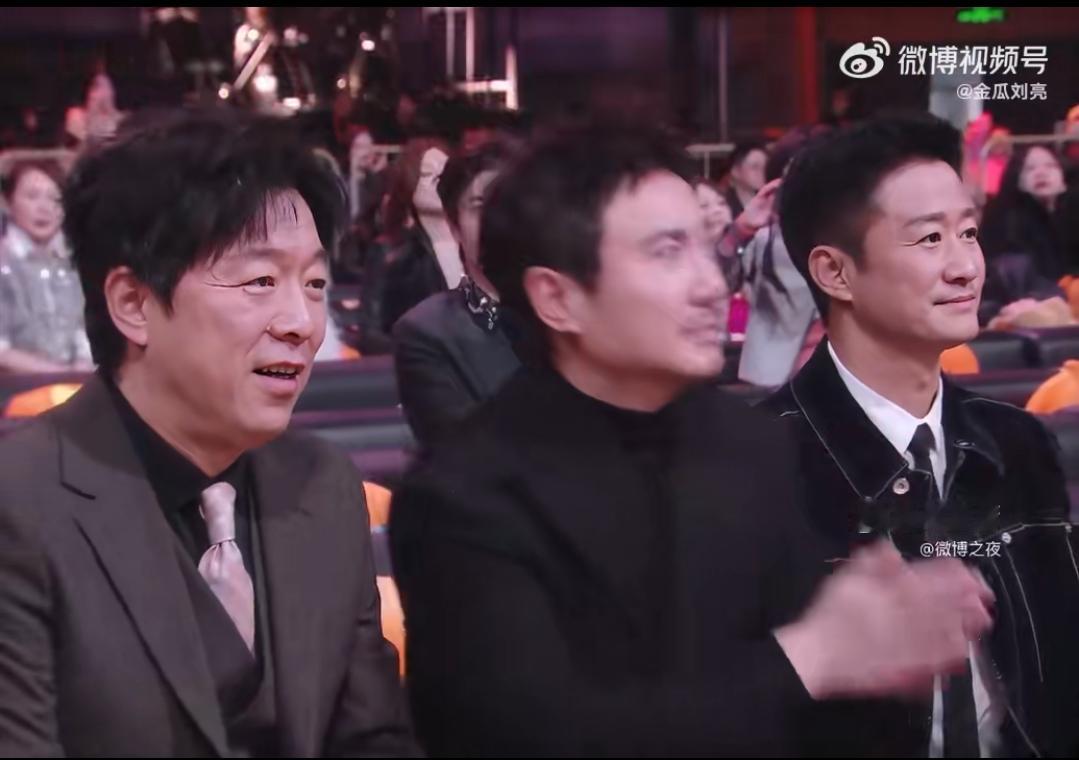 杨幂拿下微博之夜Queen发表感言后，下台时脚步刚动，沈腾立马一个箭步冲上前，稳