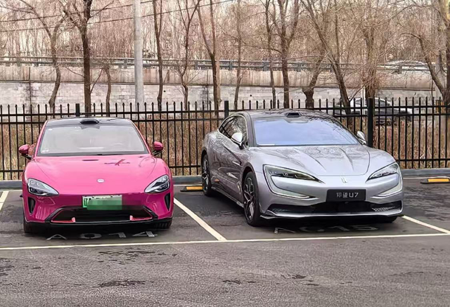 俩车一起合照仰望u7比小米su7宽这么多呀