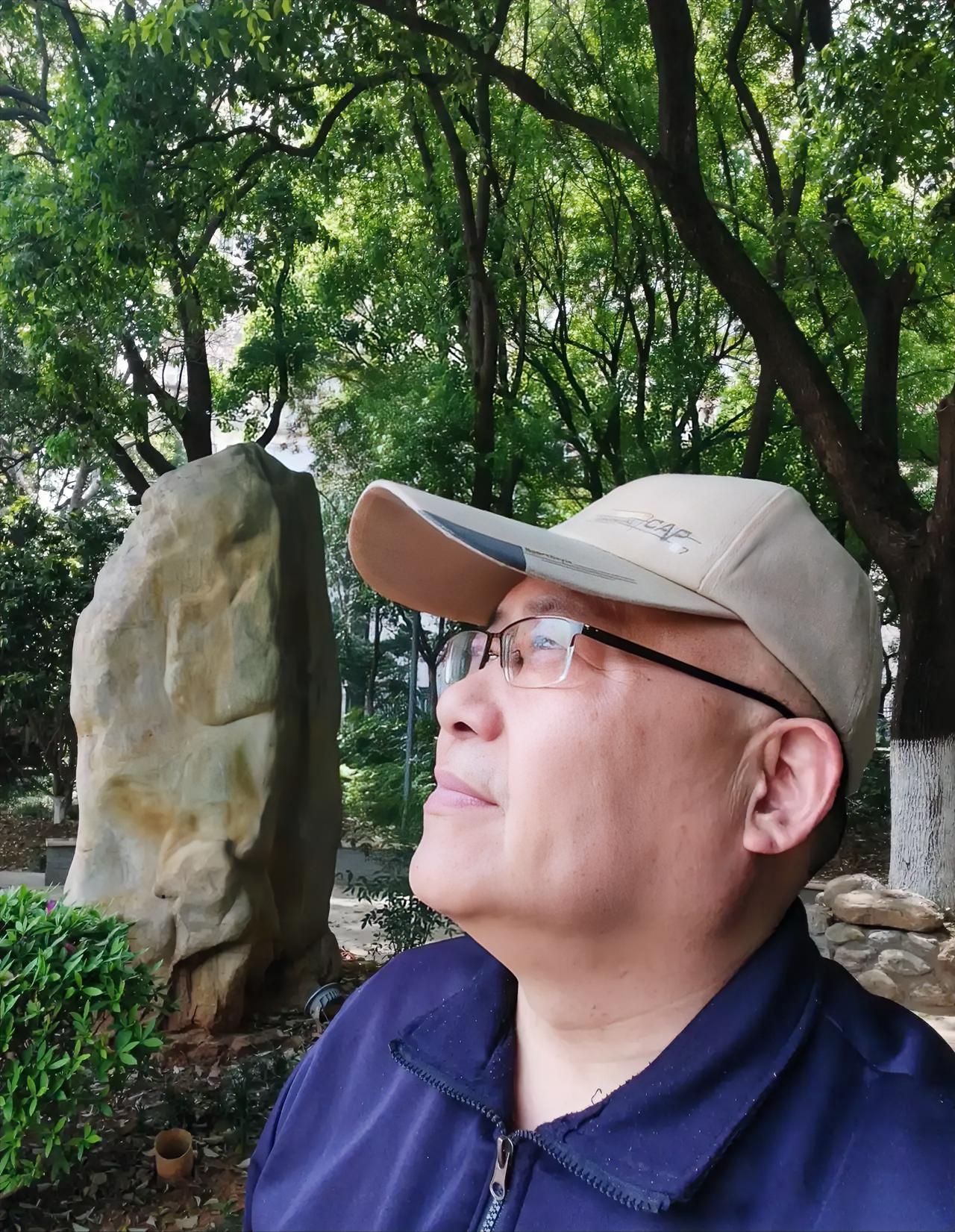 咋天早上10点半左右，我正躺在沙发上刷手机，三姐丽兰打来了电话，老弟啊，有好