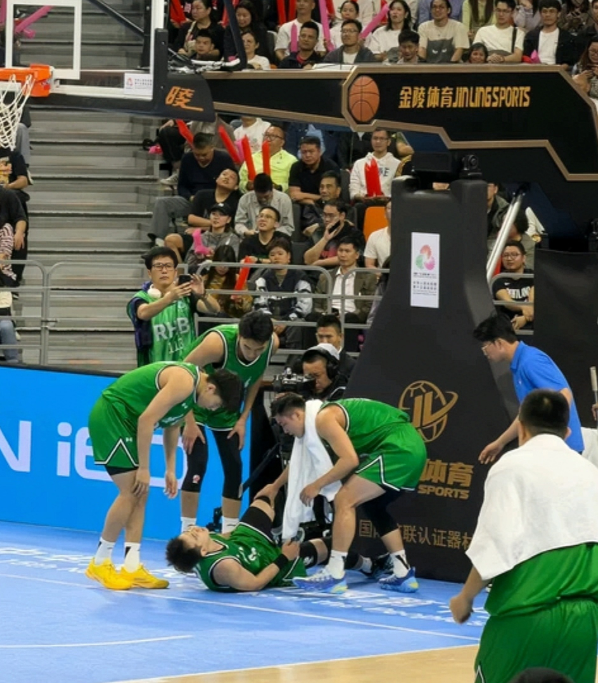 辽宁男篮球员赵继伟遭遇左侧大腿肌肉拉伤。据辽宁男篮官方消息，赵继伟遭遇了左侧大腿