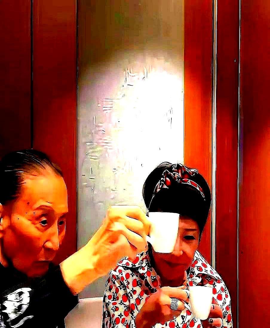 离婚三十年，前妻的飞机师现任竟主动退席。每次狄波拉和谢贤一家吃饭，江耀城这位现