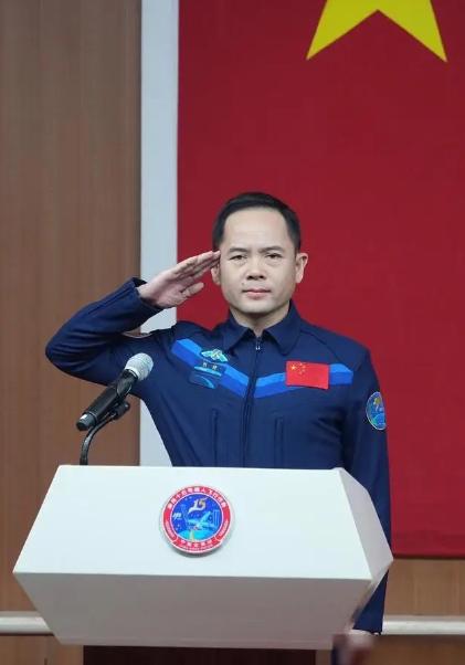 二次飞天航天英雄张陆家庭事业双丰收！张陆帅气十足，妻子程亮漂亮大气，程亮一直在他