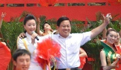 十五年前他轻率上台强搂她的肩膀，被免职、拘留：时隔多年他后悔吗？1，2011年