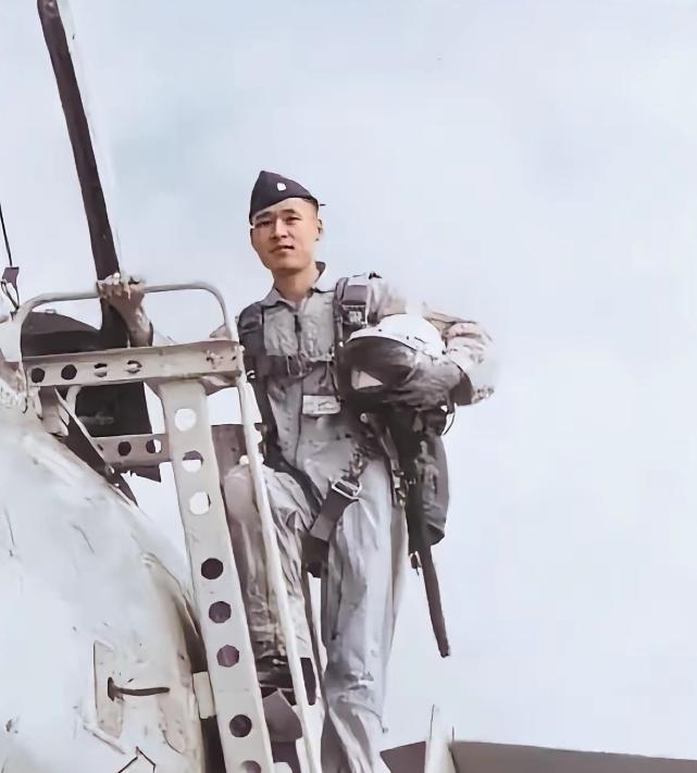 台湾空军飞行员谢翔鹤，1964年被解放军俘虏，拒不投降，只为能重回台湾效力国民党