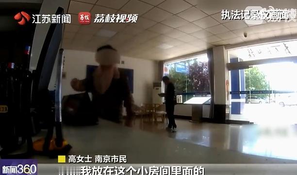 近日，南京的高女士将家中旧书卖给收废品男子，未曾想书本内夹着文具袋，装有老父亲积