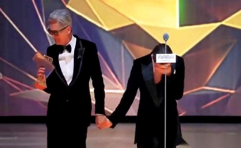 我跟你说，权志龙在发哥面前害羞到捂脸这事儿，简直了。那个在舞台上谁都不服、拽上