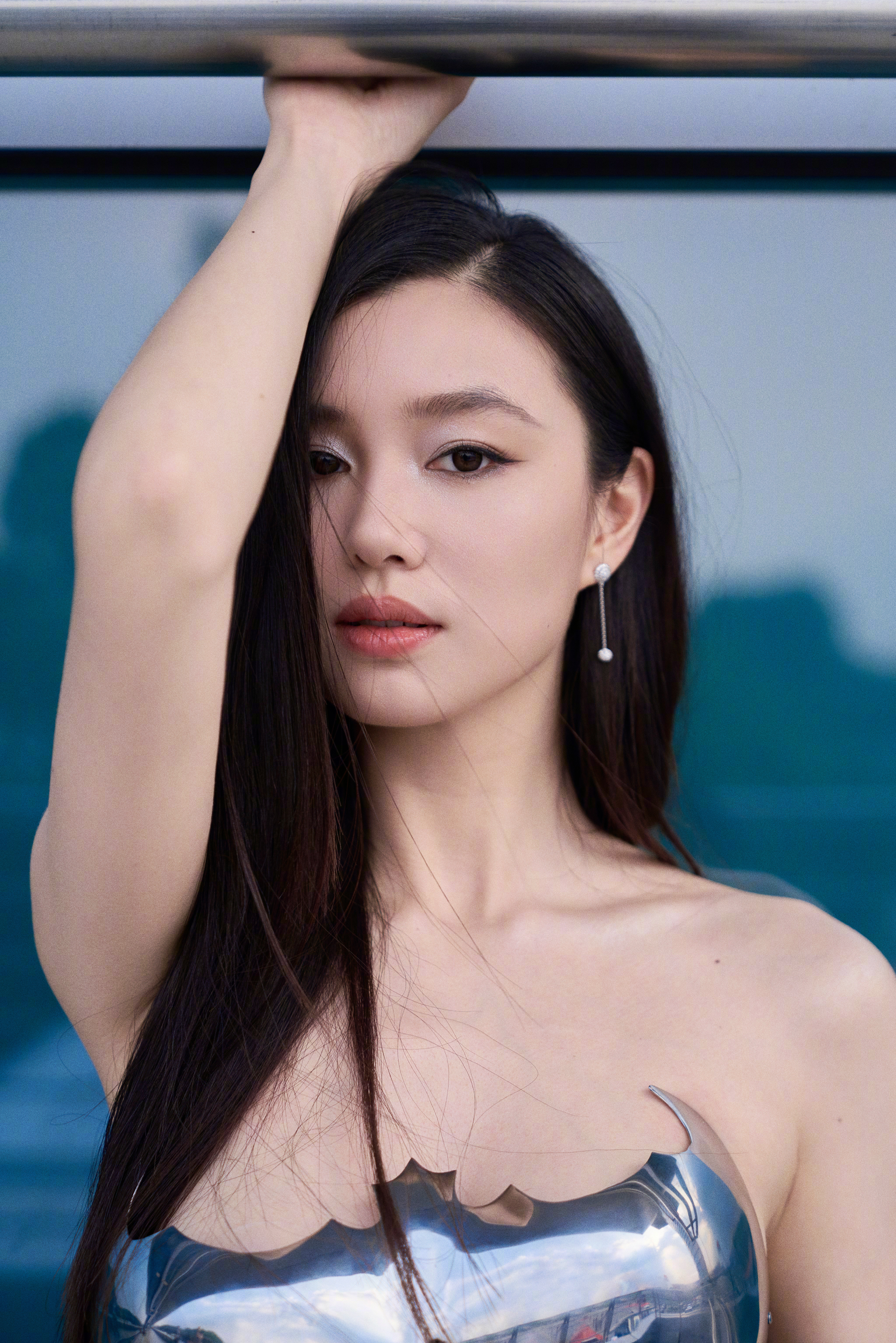 今日，出席芭莎红毯的陈瑜｜造型，身穿Lwenx礼服，脚穿👠JimmyChoo