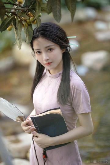 【旗袍六图六种韵｜每一帧都是行走的水墨画】🌿浅粉立领旗袍映着溪水光斑，执扇