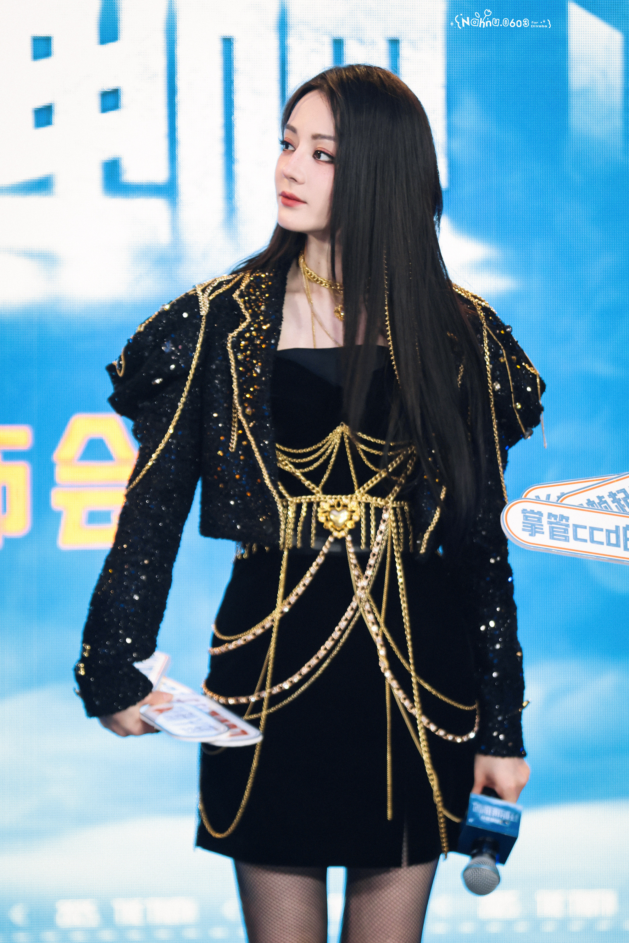 迪丽热巴迪丽热巴不畏惧顶光的女人迪丽热巴美式复古风迪丽热巴柿子红短T太欲了