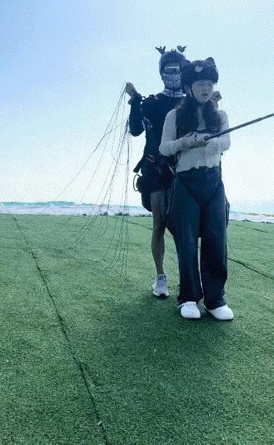 表演系的孩子跳个伞都这么闹腾吗？