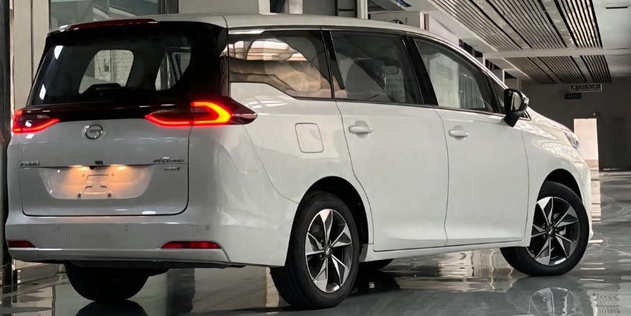我同事老刘，前年非要买7座SUV，说“二胎家庭必备”。结果两年了，第三排座椅放倒