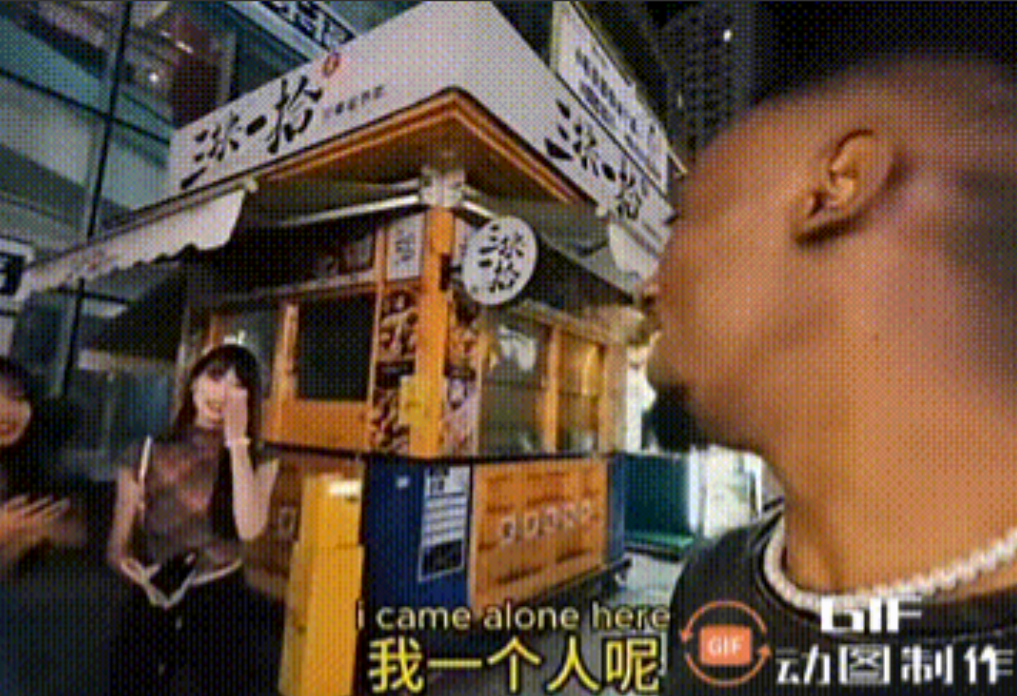 一名来自非洲的男子，他到中国旅游时，他随意在大街上和两名中国女生搭讪，没有到这两
