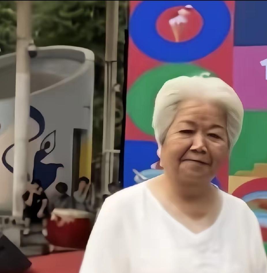 晚年的邢质斌老师，满头白发衣着朴素，走在人群里格外低调，完全看不出是曾经家喻户晓