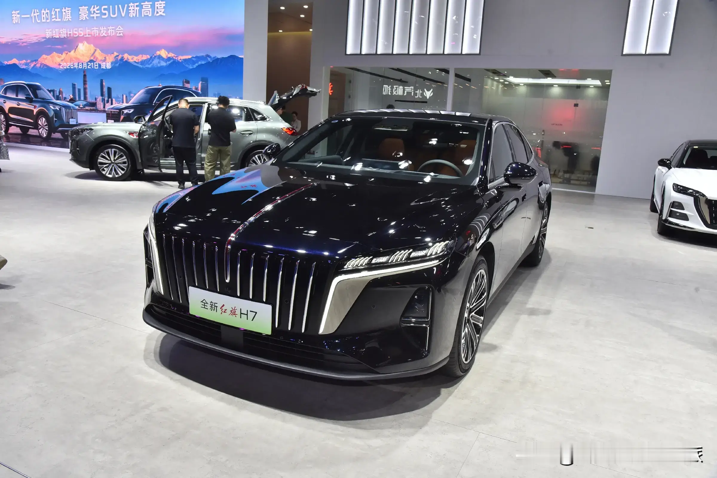 今天和大家唠唠成都车展全新红旗H7。先说价格，18.18万‑22.18万，三个配置全部是混动车型。这