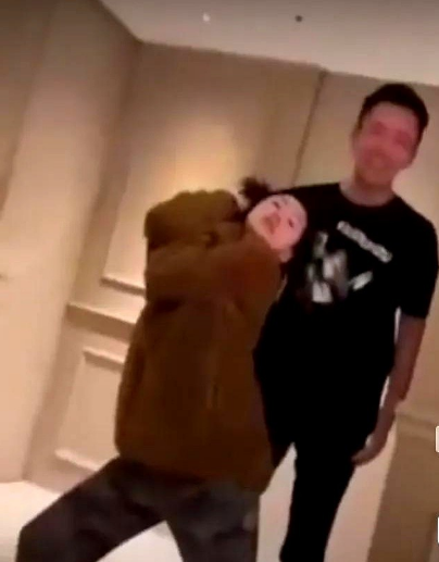这婚姻里的冷暴力看得人窒息！许雅钧明知小S混迹不良聚会却冷眼旁观，夫妻各玩各的