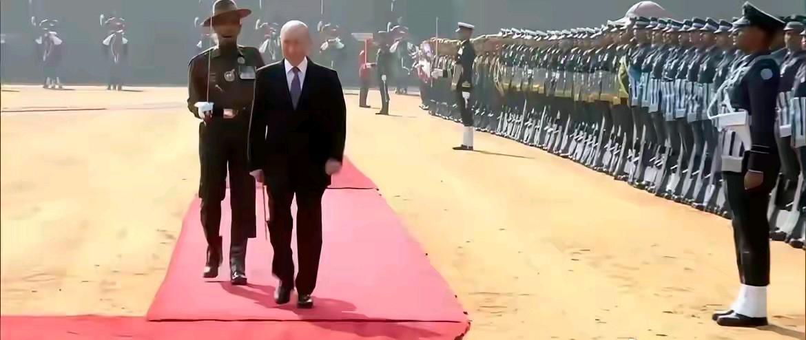 欢迎普京，仪式啥都有！就是这地毯是拼夕夕买的吧，新旧拼接，颜色不一，关键还缺角！