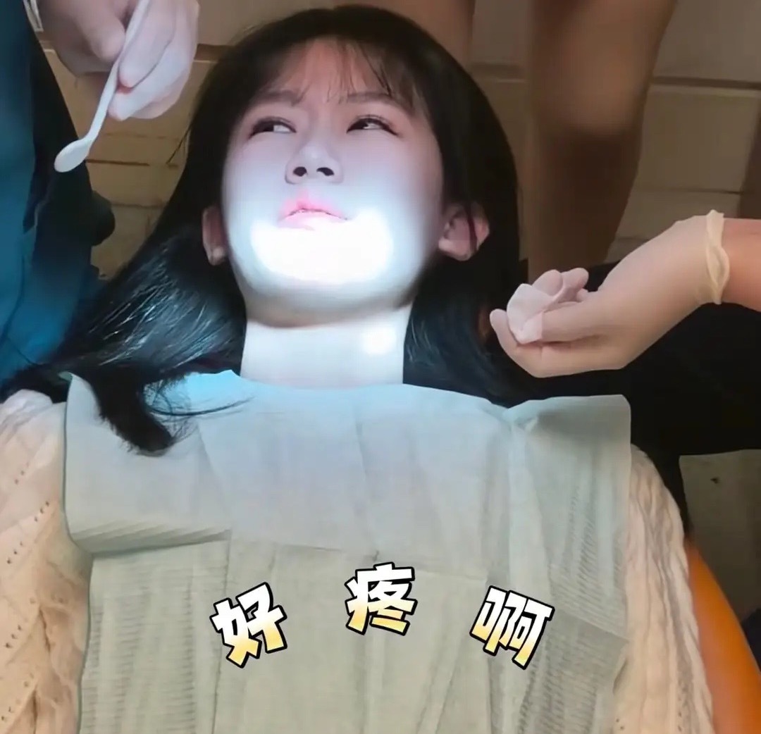 鲍蕾带17岁女儿摘牙套，贝儿牙太疼哭了，陆毅拉着孩子满眼心疼！