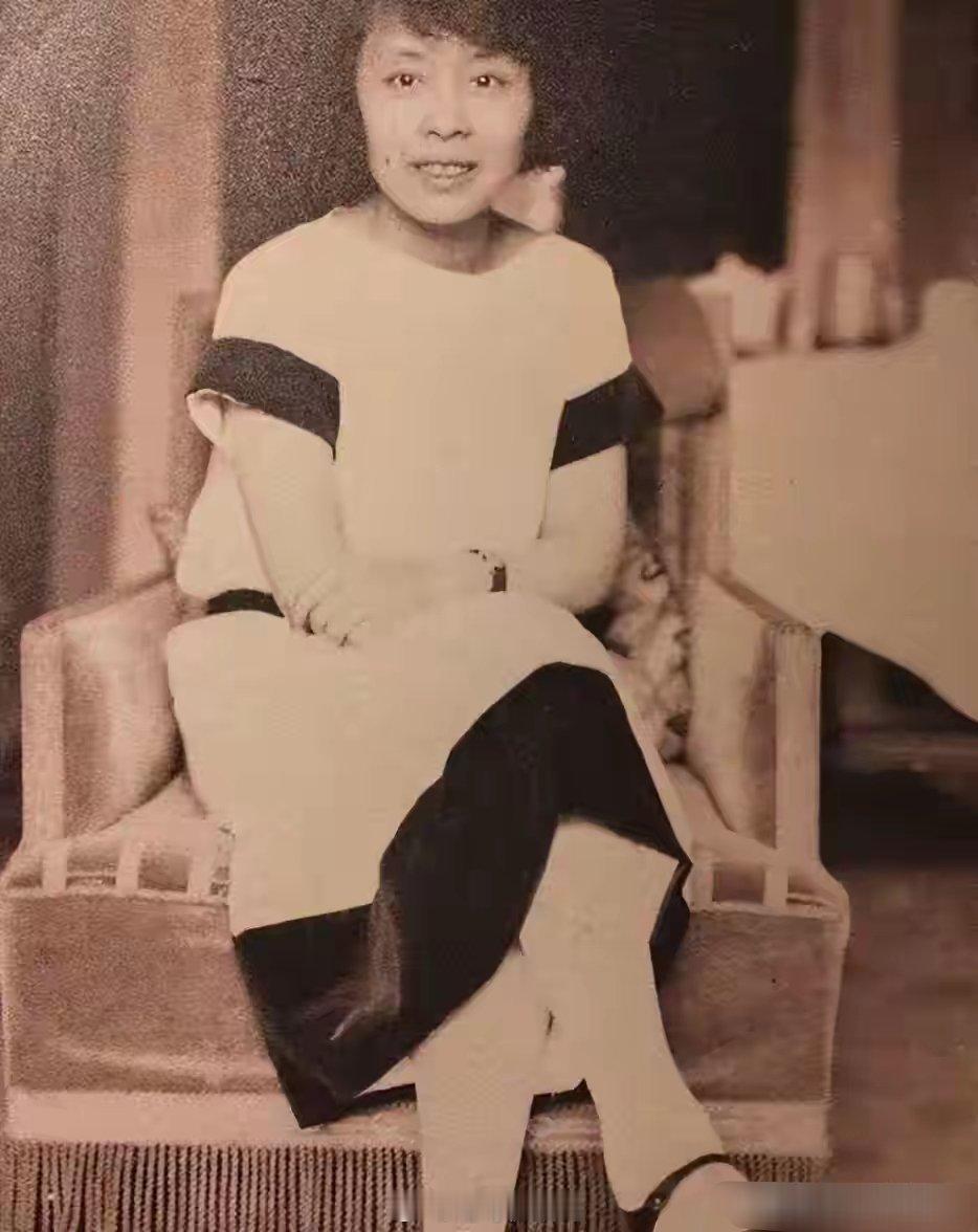 70年代，张幼仪在美国豪宅花园里拍下全家福，雍容富贵，儿孙满堂​​​