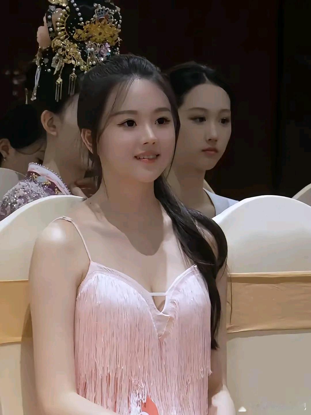 世界小姐广西区总冠军刘世欣她身高180，来自广西玉林博白，广西大学的学生，今年
