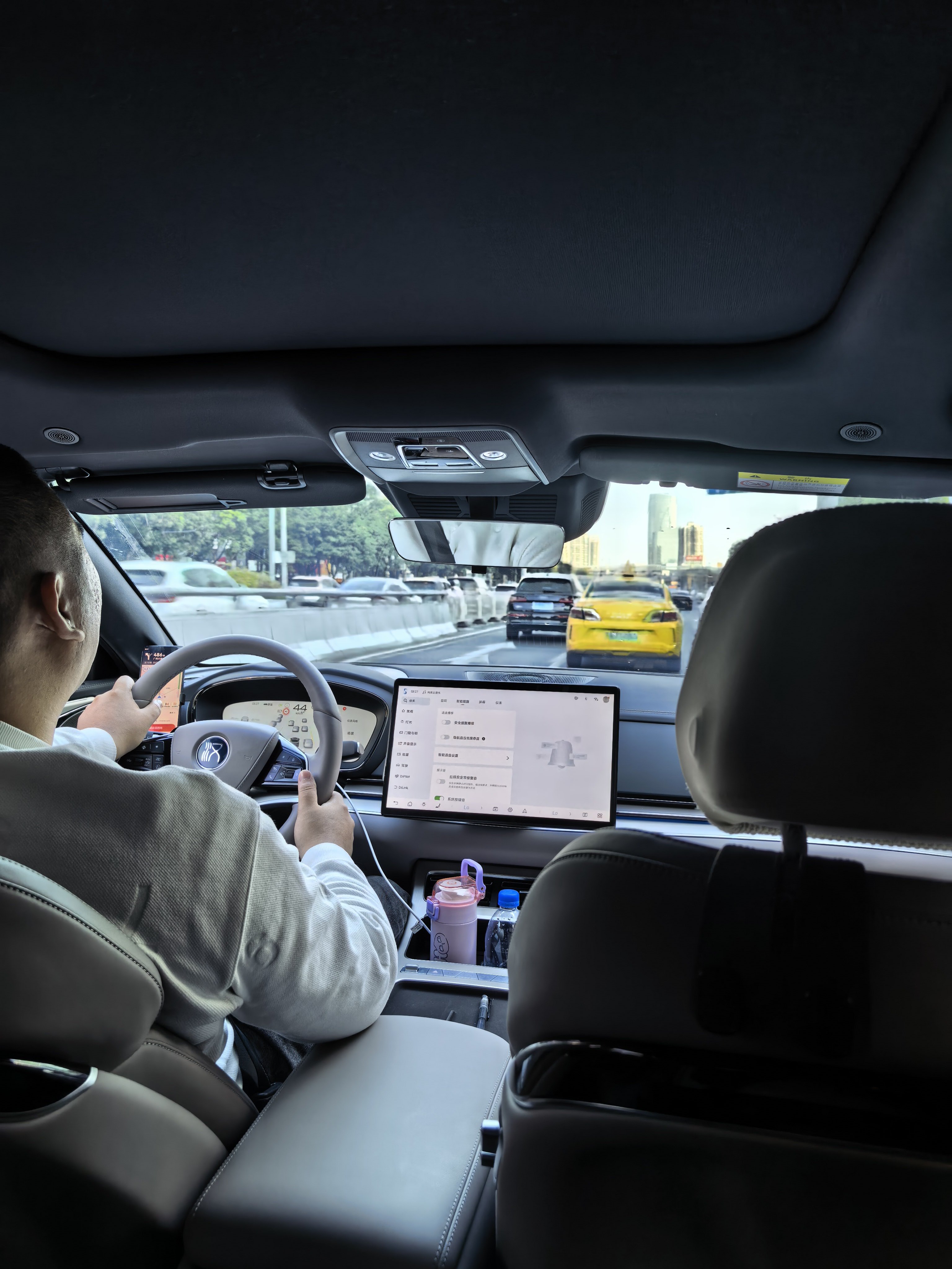 今天吃瘪了，电鸡电池拿去充电，充完才发现电池舱锁的钥匙落在L9，所以今天开不了电