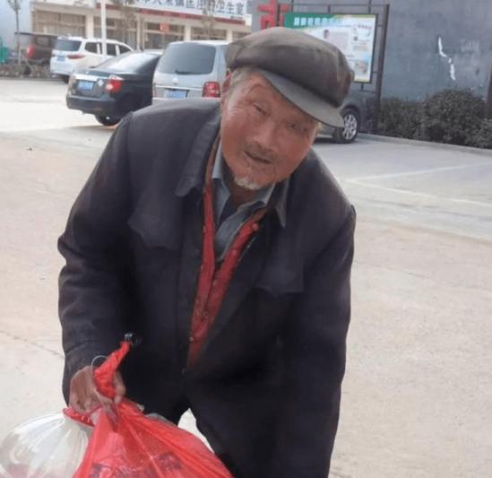 2025年3月的云南麻栗坡，风里还带着山茶花的冷香。任承水蹲在D区23排7号