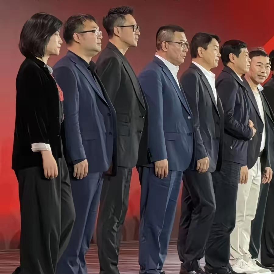 小菲最近动作多，大家看得到，他重心变了，不再营销了，去搞供应链，很多人好奇，但细