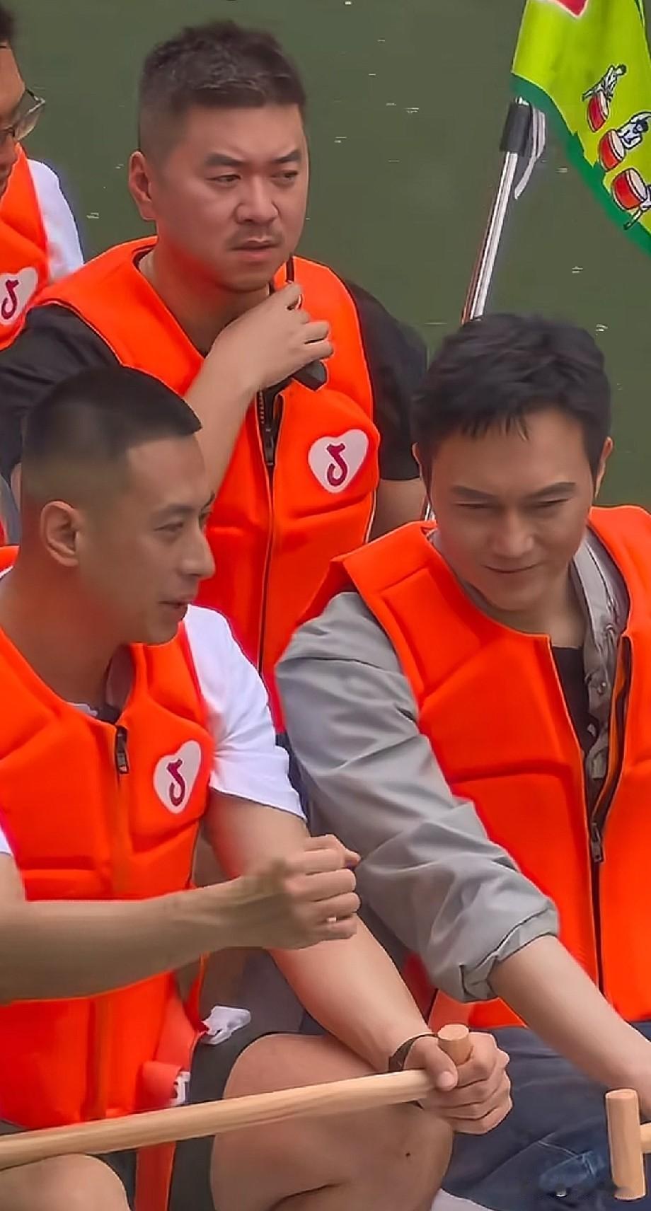 张智霖现身广州猎德！穿救生衣亲身划龙舟，接地气模样圈粉无数近日有网友在广州