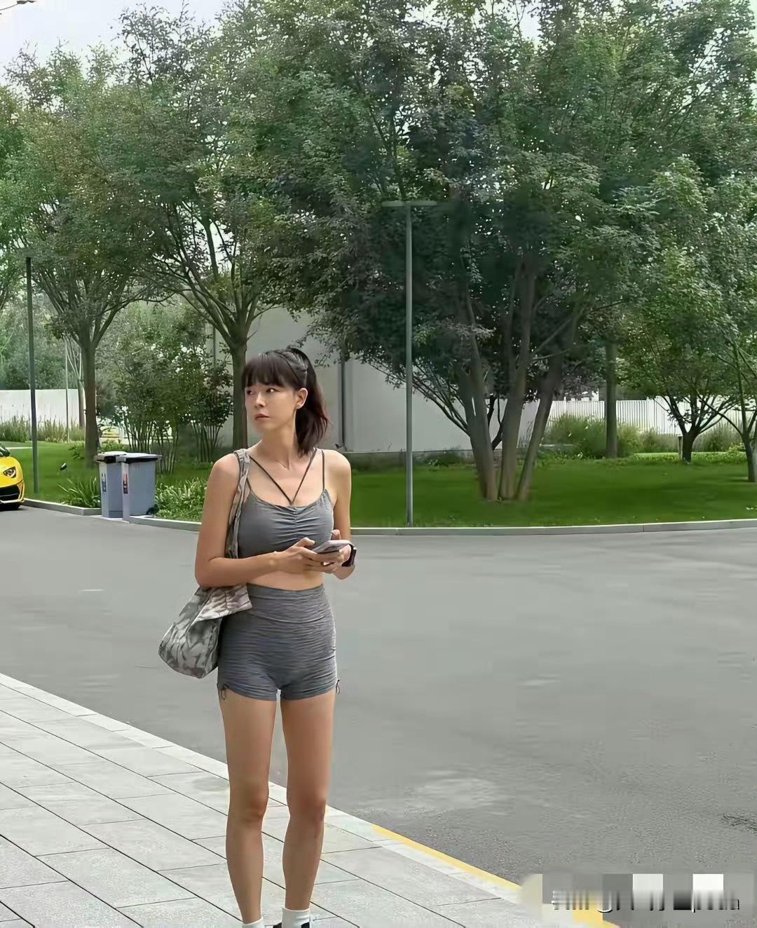 李艾这状态看完直接被圈粉！谁说健身达人就得全身零赘肉？她这小肚子明明就是最健