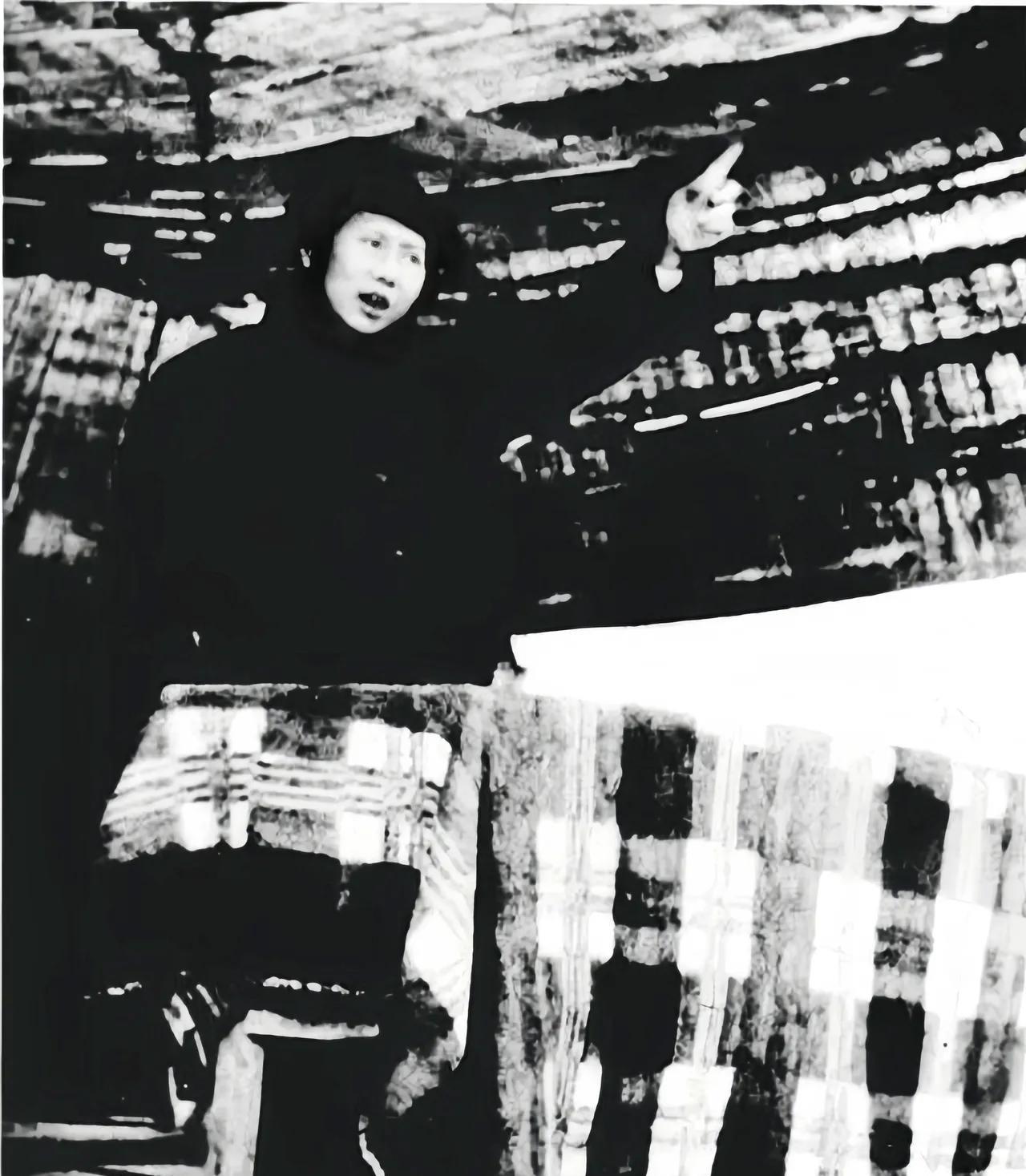 这是毛主席在一次抗日阅兵誓师大会上演讲，这一无声画面，气势如虹，日本哪有不败的道