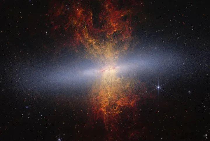 数百万颗恒星在雪茄星系中熊熊燃烧NASA的詹姆斯·韦伯太空望远镜带来了一幅令人