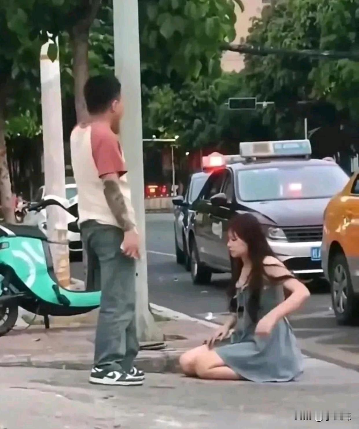 这女生到底是犯了什么错？不停的这个男生下跪道歉。