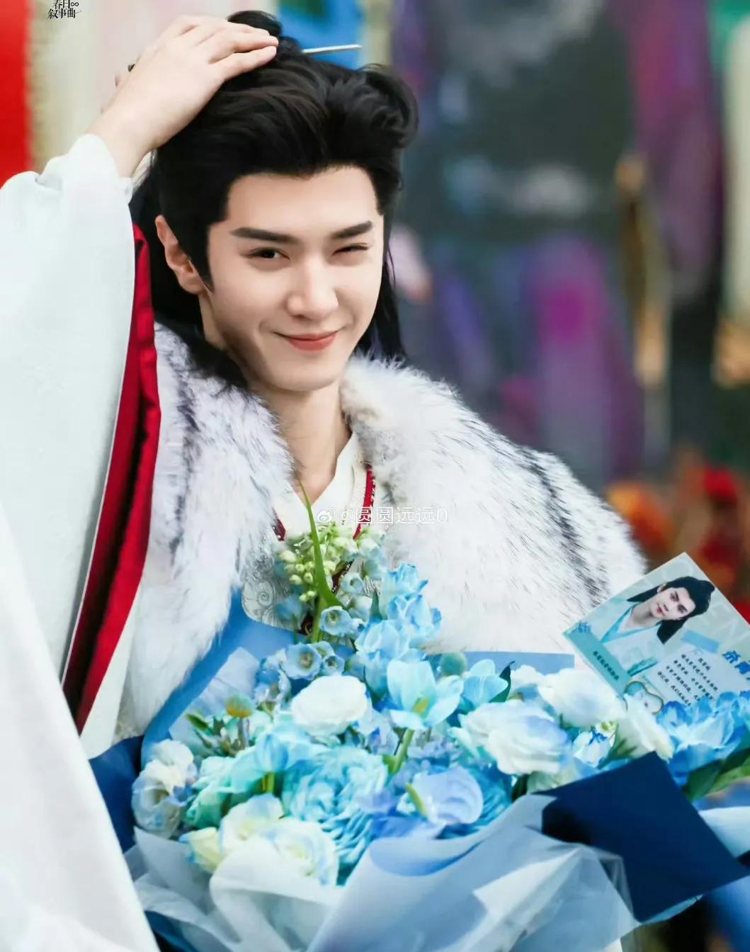 陈哲远在《<em>梦花廷</em>》杀青之际，给粉丝们带来了一个大惊喜—逆应援。他的举动堪称大方