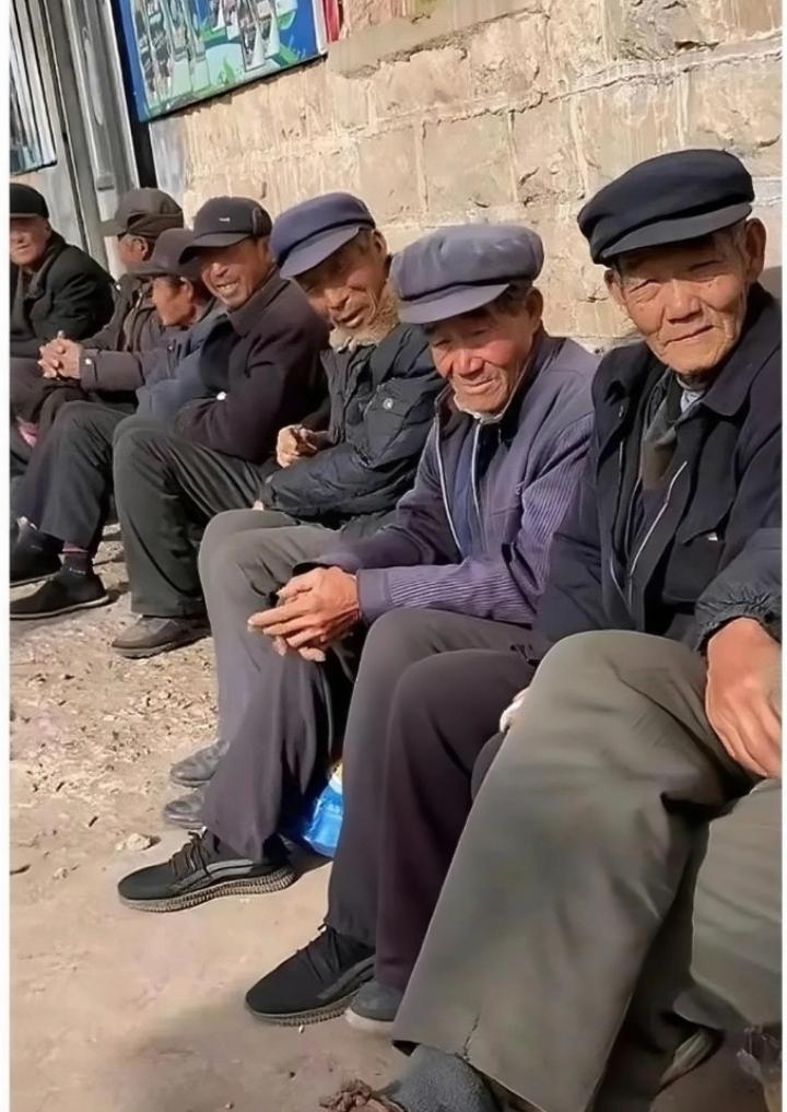 意气风发少年郎，光阴似箭发染霜，如今都已墙根坐，……请友续句………？上