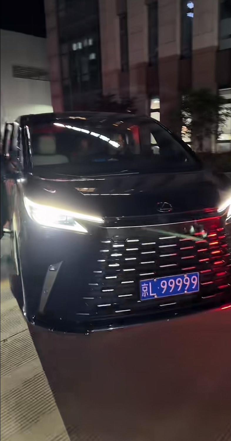 北京坤哥，走上了红地毯，站在妥妥的C位，排面十足，这是苏州极味邦的线下活动。