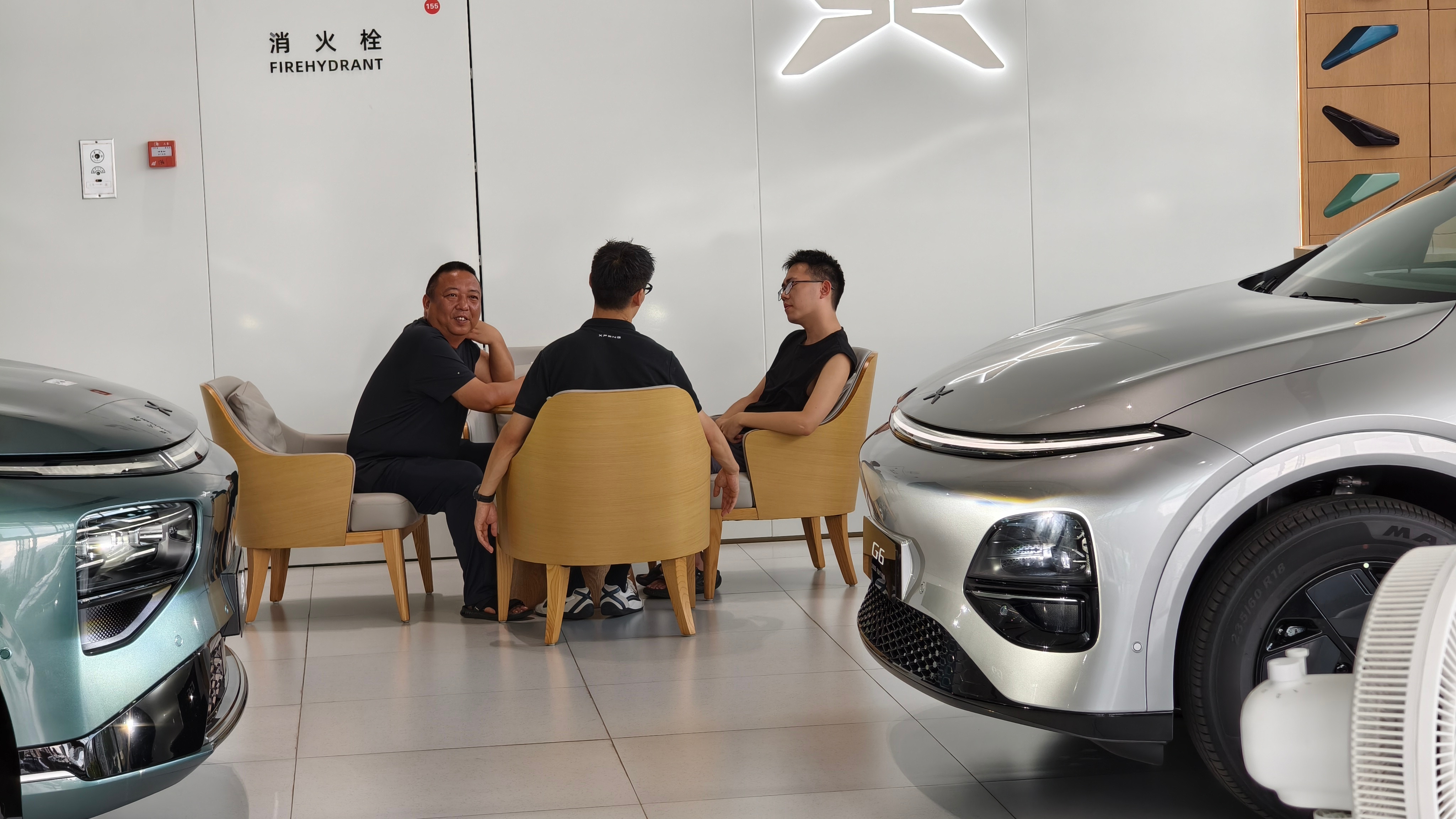 全新小鹏P7卖爆了周末去小鹏店里又看了小鹏P7，虽然之前已经去棚内拍过了，但毕竟