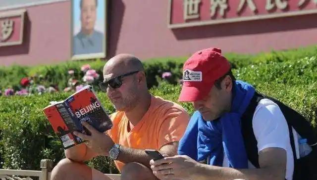 为什么很多美国人到了中国后不笑？全都表情严肃的看着中国的一切!来中国玩的外国人越